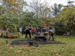 Naučte se kosit &mdash; workshop praktick&eacute; p&eacute;če o květnatou louku/z&aacute;hon