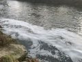 Z kanálu v Juřince vytékala 27. 10. 2020 zpěněná voda.