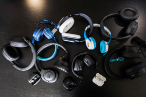 Chemick&aacute; loterie na u&scaron;&iacute;ch. Polovina plastov&yacute;ch sluch&aacute;tek obsahuje problematick&eacute; př&iacute;sady