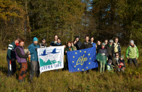Hrušně do selského sadu, duby a topoly do nového remízu.   V Poodří letos na podzim přibude na 300 vysázených stromů