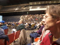 Fotka zachycující veřejné projednávání záměru v roce 2009, kdy místní lidé zaplnili zimní stadion. Sešlo se jich několik tisíc a šlo o jedno z největších veřejných projednávání vůbec.