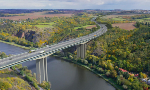 &bdquo;Počk&aacute;me, jak to dopadne.&ldquo; Magistr&aacute;t ani MŽP pl&aacute;novan&eacute; zničen&iacute; př&iacute;rodn&iacute;ho parku Drahaň-Troja stavbou d&aacute;lnice neře&scaron;&iacute;