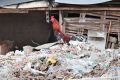 Hory plastového odpadu zavalili uličky vesnice Bangun