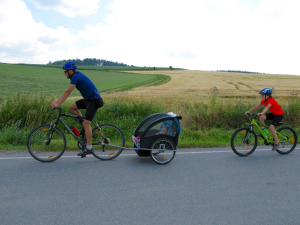 Tour de aleje 2023 nab&iacute;dne kromě cykloj&iacute;zdy tak&eacute; divadlo, slam poetry a z&aacute;bavu pro celou rodinu