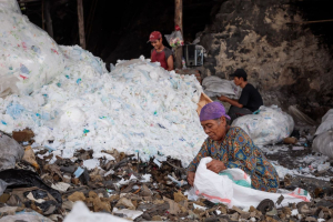 Nov&aacute; mezin&aacute;rodn&iacute; &uacute;mluva o plastech se bl&iacute;ž&iacute;. Co v n&iacute; nesm&iacute; chybět?