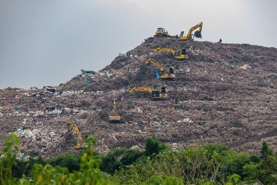 The "garbage mountains" on the outskirts of Jakarta attract researchers