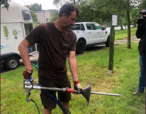 Kořeny patn&aacute;cti stromů dostaly v&yacute;živnou injekci. Arnika pomohla Aleji pod&eacute;l Než&aacute;rky v Jindřichově Hradci