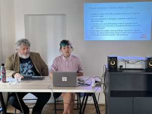 Klimatick&aacute; past m&iacute;sto ře&scaron;en&iacute;: Ministerstvo průmyslu s&aacute;z&iacute; na spalovny, Arnika varuje před blokac&iacute; kl&iacute;čov&eacute;ho poplatku