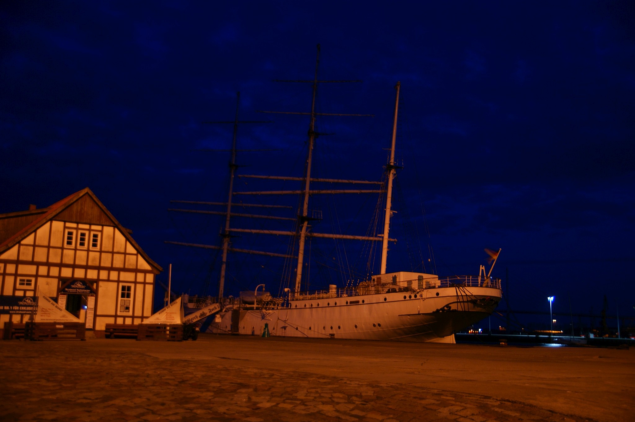 Noční pohled na plachetnici v stralsundském přístavu se se severním Německém loučíme