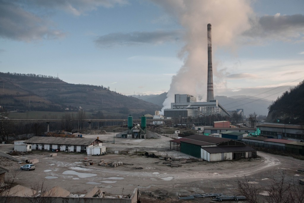 Turbínu pro uhelnou elektrárnu dodala v 70. letech minulého století česká továrna Škoda. Za městem mají navíc uhelné doly. Elektrárna nevyužívá odpadní teplo k výrobě tepla, i když česká turbína to umožňuje. Energie tak letí do vzduchu. Díky enormní výšce komína si na emise z elektrárny stěžovalo 350 kilometrů vzdálené Maďarsko.