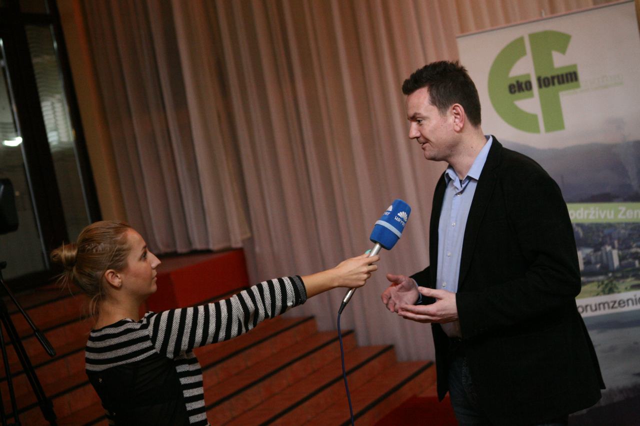 Martin Skalsky pri rozhovoru s mistnimi medii Bosna