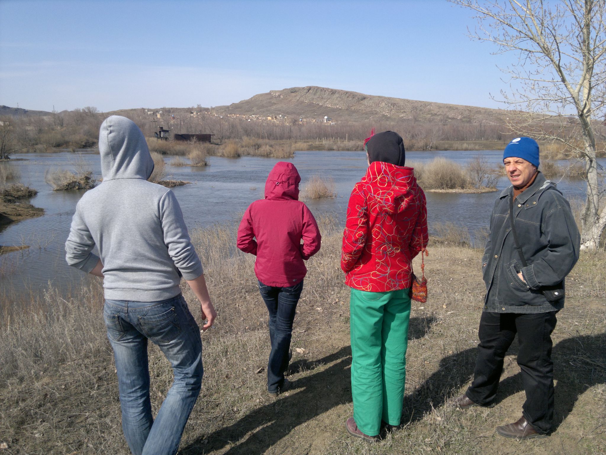 Lidé z nevládek obhlížejí vodní plochu vzniklou po kontroverzní sanaci řeky Nury
